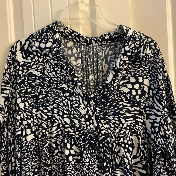 Dark Navy & White tiered boutique Short Sleeved Top. 100% Rayon, Medium - Picture 2 of 4